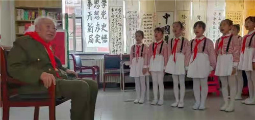 河北唐山荣华道小学邀请91岁老英雄为少先队员讲鸡毛信的故事