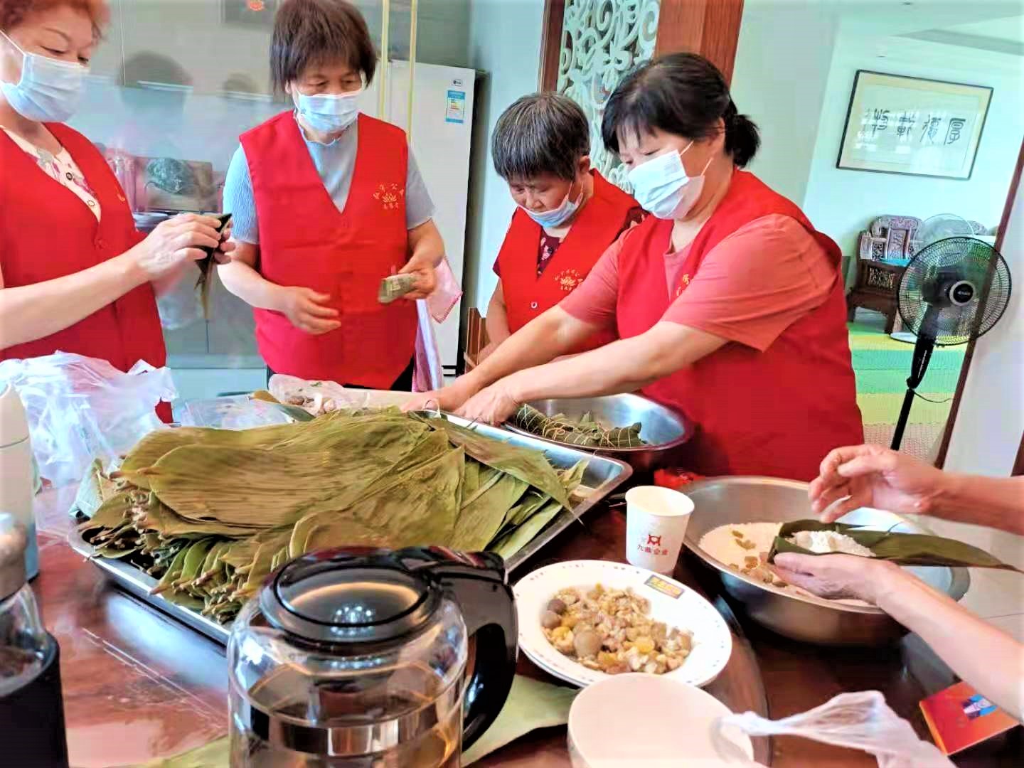 湖州市弘宇志愿者协会创投项目暖巢行端午节关爱独居老人