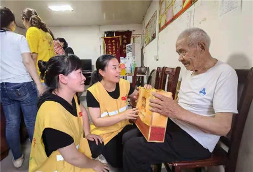 浙江天台：粽飘香情满山村 传承中华孝德文化