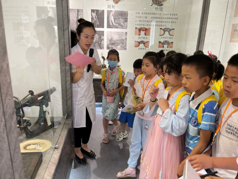 山东德州：暑假期间小朋友走进英翔眼镜文博馆参观学习