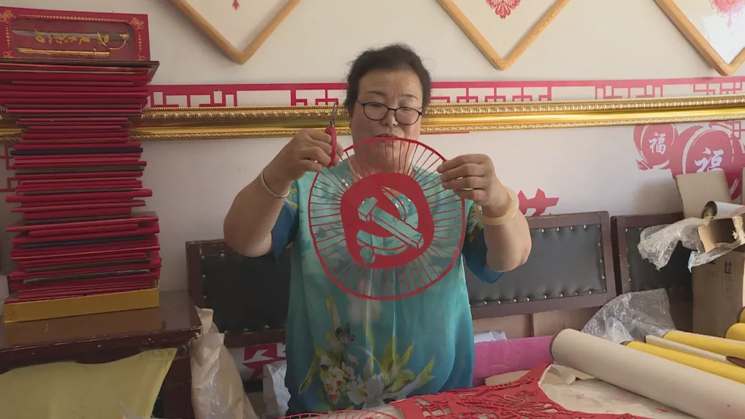 化德县:非遗传承人薛金花巧手剪纸映初心 庆祝建党100周年
