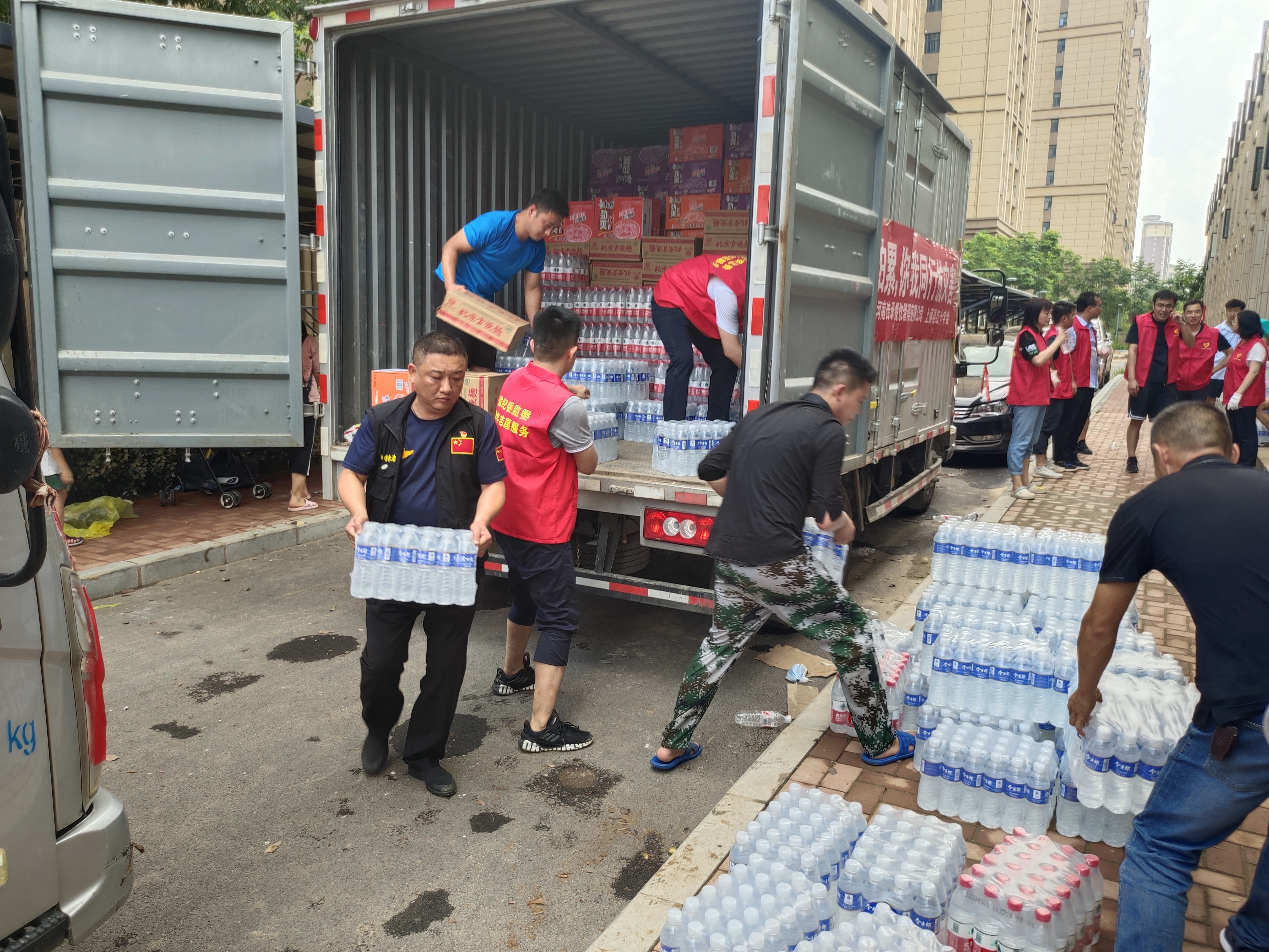 驰援灾区，风雨共担 中国公益记录者在线联合上蔡爱心企业支援抗洪