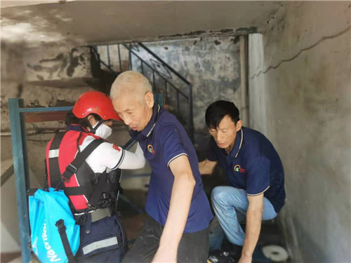 无锡玖玖玖救援中心志愿者现身河南新乡灾区紧急援助